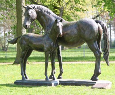 China Life Size Realistic Bronze Statue Of Europe Mare And Foal Horse Sculpture For Sale for sale