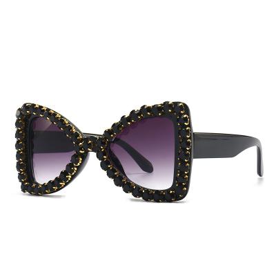 China Fashion Sunglasses 2022 Women Oversized Rhinestone Sunglasses Newest Butterfly Cat Eye Sun Glasses Crystal Shades Luxury Trendy for sale