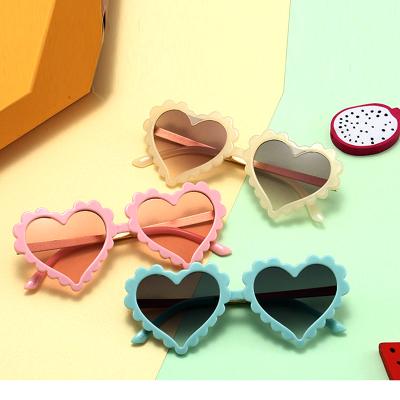 China 2021New fashion sunglasses love pink plastic fashion love heart shaped cute sunglasses for kids sunglasses for girls and boys UV400 lens for sale