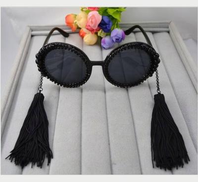 China Retro Fashion Sunglasses Personality Tassel Pearl Rhinestone Round Big Frame Sunglasses For Ladies for sale