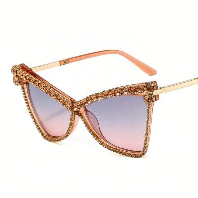 China Oversized Lens Cat Eye Glasses by Diamond Glasses Luxury Rhinestone Gradient Fashion Sunglasses Frame for sale