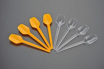 China 15 cm disposable spoon hard plastic scoop of ice cream scoop in clear or yellow color for sale