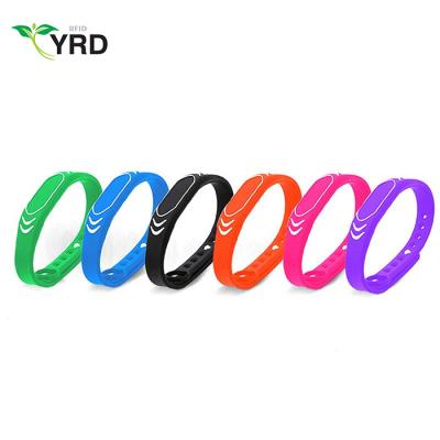 China Passive waterproof/waterproof silicone rfid wristband for swimming pools/NFC/RFID wristband smart armband for sale