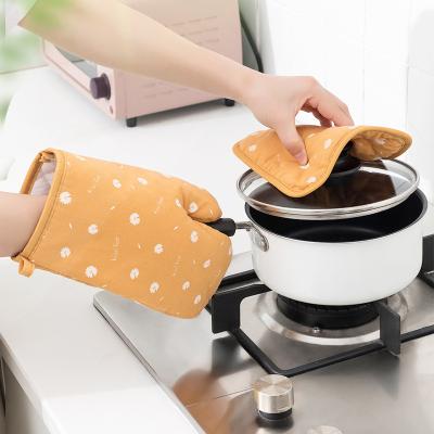 China Good Quality Heat Resistant Cooking Custom Made Transitional Oven Gloves Microwave Gauntlet With Pot Holder for sale