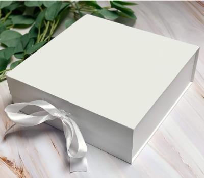 China China Factory Customized Recyclable Recycled White Gift Paper Packaging Box With Magnetic Closure Gift Box for sale