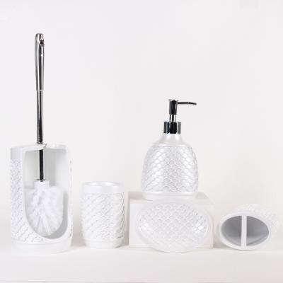 China Sustainable Home Decor 5pcs Polyresin Luxury Bathroom Set Toothbrush Holder Accessory Set for sale