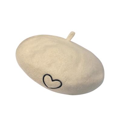 China Comfortable women's warm hat, shaped like a bean, felt beret with heart pattern, customizable for sale