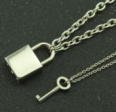 China Shiny Lock and Key New CLASSIC Double Key Explosive Chain Jewelry Locking Sets Pendant Necklace Men and Women Couples Pendant for sale