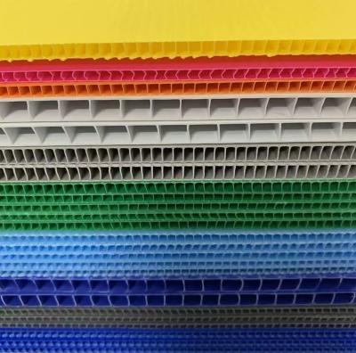 China Customized Plastic Corrugated Sheet Hollow Panel Length Smooth And Matt Surface en venta