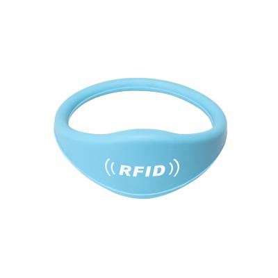 China Waterproof / Colorful Customized Silicone Shape ID Reusable Wristband 125khz RFID Waterproof Membership Management Thin Wristband for sale