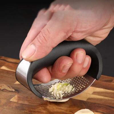 China Viable Kitchen Ginger Chopper Gadget Garlic Press Private Manual Label Black Manual Garlic Press for sale