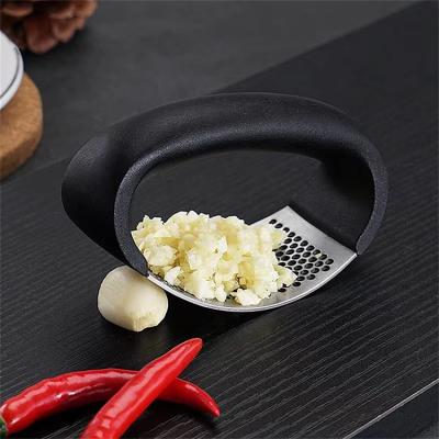 China Viable Kitchen Manual Vegetable Chopper Tools Ring Shape Stainless Steel Garlic Press Slicer Black for sale