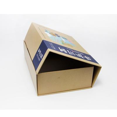 China Cajas de regalo de papel reciclado con cierre magnético Mango de cinta Empaquetado de ropa plegable rectangular en venta