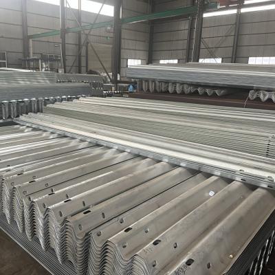 China Barras de neumáticos corrugados Tiekaiteiden Seguridad vial de acero galvanizado baranda de alta velocidad en venta