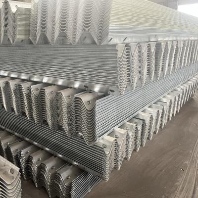 China Nuevo diseño de alta velocidad de acero galvanizado de chapa de la autopista barandilla de protección con todos los accesorios en venta