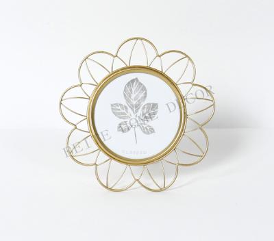 China Hot Selling Morden Product Sun Metal Flower Shaped Photo Frame For Table Top for sale