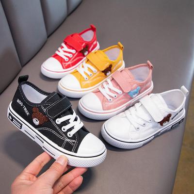 China Boys And Girls Kids Anti-slippery Designers Shoes Wholesale Kids White Canvas Shoes With Cartoon Embroidered Bear Patchwork for sale