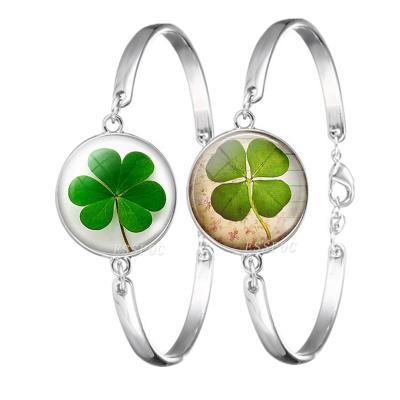 China Metal Clover Bracelet, Clover Pattern Glass Cabochon Silver Bracelet, Handmade Glass Gems Friends Jewelry Gift for sale