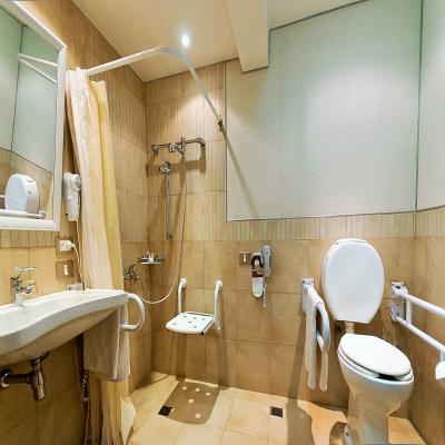 China Lightweight ADA Compliant Accessible Bathroom And Toilet Pods Modular Bathroom for sale