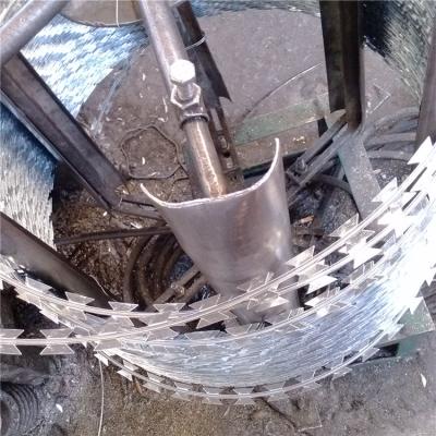 China Plastic Or Galvanized Concertina Razor Wire Barbed Wire With Pallet For Sale for sale