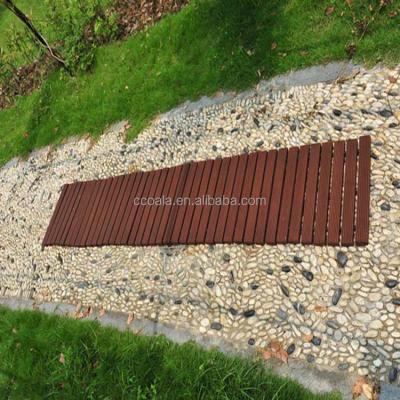 China Garden Wooden Walkway Cedar Straight Pathway Lawn Portable Wind Up Grass Decor for sale