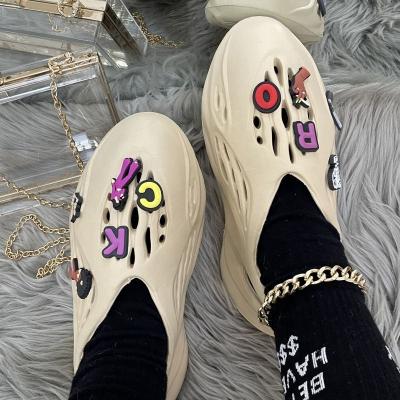 China Cushioning custom printed yezzy zapatillas mens gray yeezy beach sandals foam moon runner clog hole shoes slides zapatillas camouflage beige gray men yezzys for sale