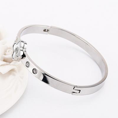 China Fashion for adults and children new design stainless steel women simple four-leaf clasp bracelet ladies bracelets for sale