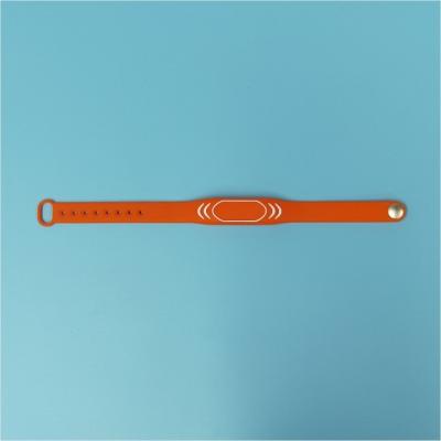 China Customized waterproof / waterproof rfid chip silicone wristband for sale