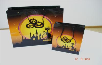 China UV Varnishing 157gsm Art Halloween Holiday Paper Bags For Gift , Shop , Supermarket for sale