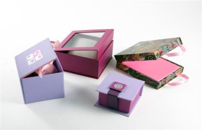 China Small Gloss UV Finishing Magnetic Closure Jewellery Gift Box With Logo Printed for sale