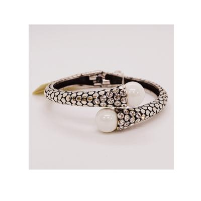 China 2021 FASHIONABLE Hot Vintage Shell Bead Cross Bracelet With Diamond Inserts jewelry for sale