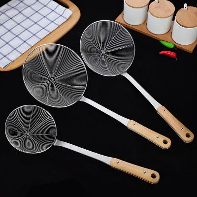 China Wooden Handle Wire Drain Strainer Stainless Steel Kitchen Appliances Long Lasting Hot Pot Frying Basket Filter Leaky Kitchenware for sale