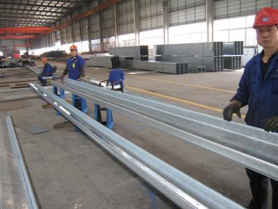 Cina Purlins d'acciaio galvanizzati sezione Comune-usati di Z e di C per i rivestimenti del tetto e del lato della correzione in vendita