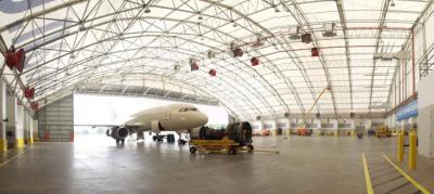 China Sala grande da fonte pré-fabricada das construções do hangar do avião do fardo da tubulação de aço para o estacionamento plano à venda