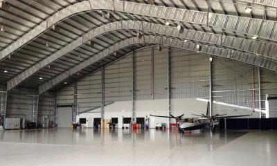 China Kundengebundene vorfabrizierte Stahlflugzeug-Hangars mit 26 Messgerät-Stahl-Fliesen zu verkaufen