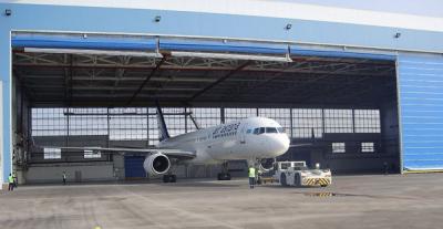 China Einzelne Stahlflugzeug-Hangars der Bucht-PEB mit elektrischen Rolle-oben Türen zu verkaufen