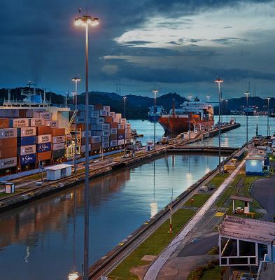 China El alto palo se eleva los polos de iluminación comerciales de la inundación del alto brillo de los polos de iluminación del área en venta