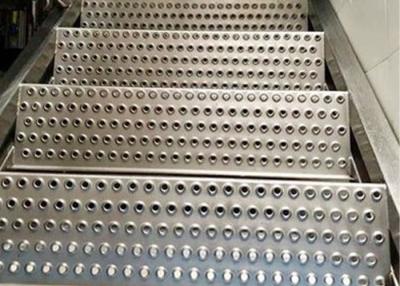 中国 Punched Anti Skid Stair Steps Stairs To Ensure Safety 販売のため