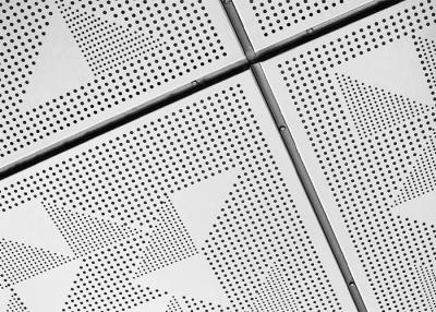 中国 1.5mm Thickness Aluminum Perforated Metal Ceiling Monolithic Appearance For Retrofits 販売のため