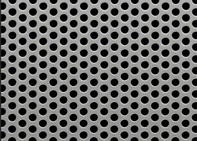 中国 Staggered Center Perforated metal Sheets ASTM B209 Standard Various Materials Open Areas 5% - 79% 販売のため