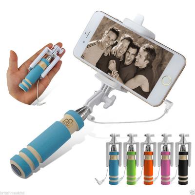 中国 iPhone によってワイヤーで縛られる Selfie の棒の手持ち型の Monopod のホールダーの自在継手 販売のため