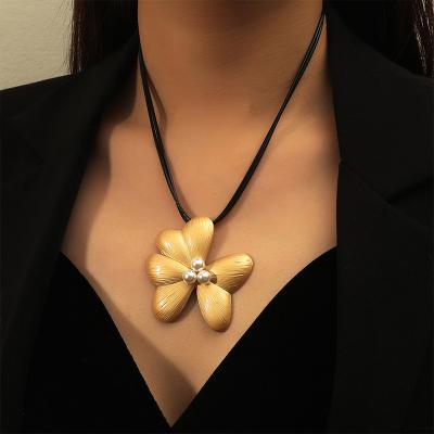 China 2021 Romantic Customized Fashion Necklace Trendy Hot Flower Pendant Necklace for sale