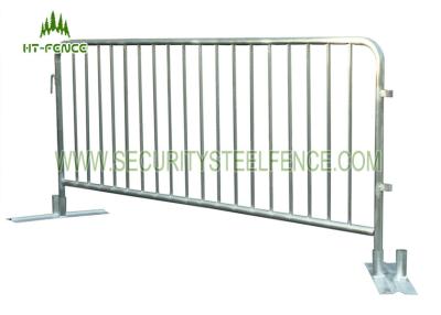 China Galvanized Metal Portable Crowd Control Barriers Anti Rust With φ32mm Frame for sale