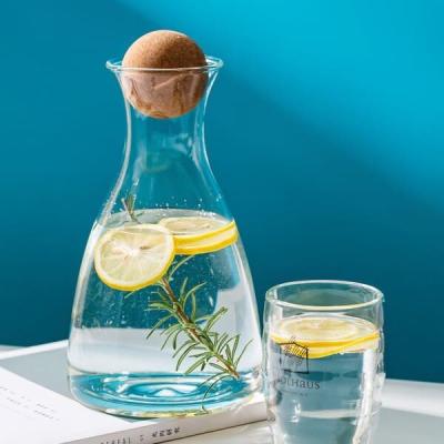 China Klarglas-Wasser-Werfer 52 Unze-Borosilicat-Glas-Karaffe mit hölzernem Ball-Stopper zu verkaufen