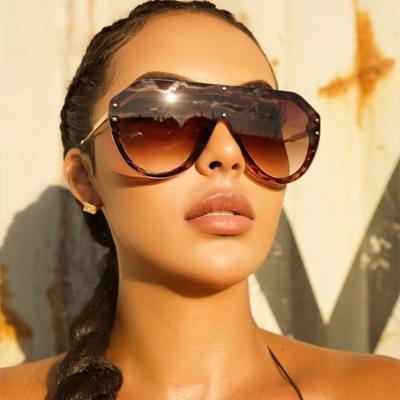 China Latest Fashion Sun Glasses PC Fashion Frame Women Sunglasses Metal One Piece Design 2021 New for sale