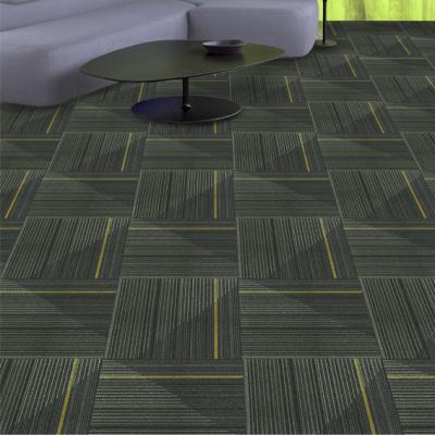 Chine Le tapis carré en nylon modulaire commercial couvre de tuiles le revêtement de sol résistant à vendre