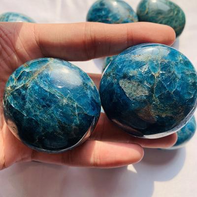 China Wholesale Price Europe Wholesale Price Natural Crystal Apatite Stone Lucky Blue Palms for sale