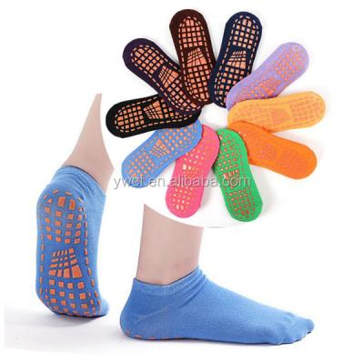 China Durable Custom Polyester Trampoline Handle Knocks Non Slip Ankle Kids Indoor Socks for sale