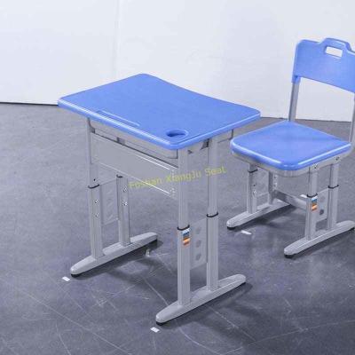 China Tabla y silla del estudio del estudiante de la escuela de madera sólida fijadas con altura ajustable en venta