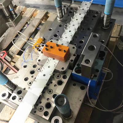 China Industry 20 Years Experience Simple Flat In Die Tapping Progressive Stamping Die Supplier Factory For Sheet Metal Parts for sale